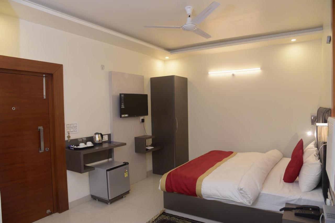 Hotel Le Cypress Bareilly Esterno foto