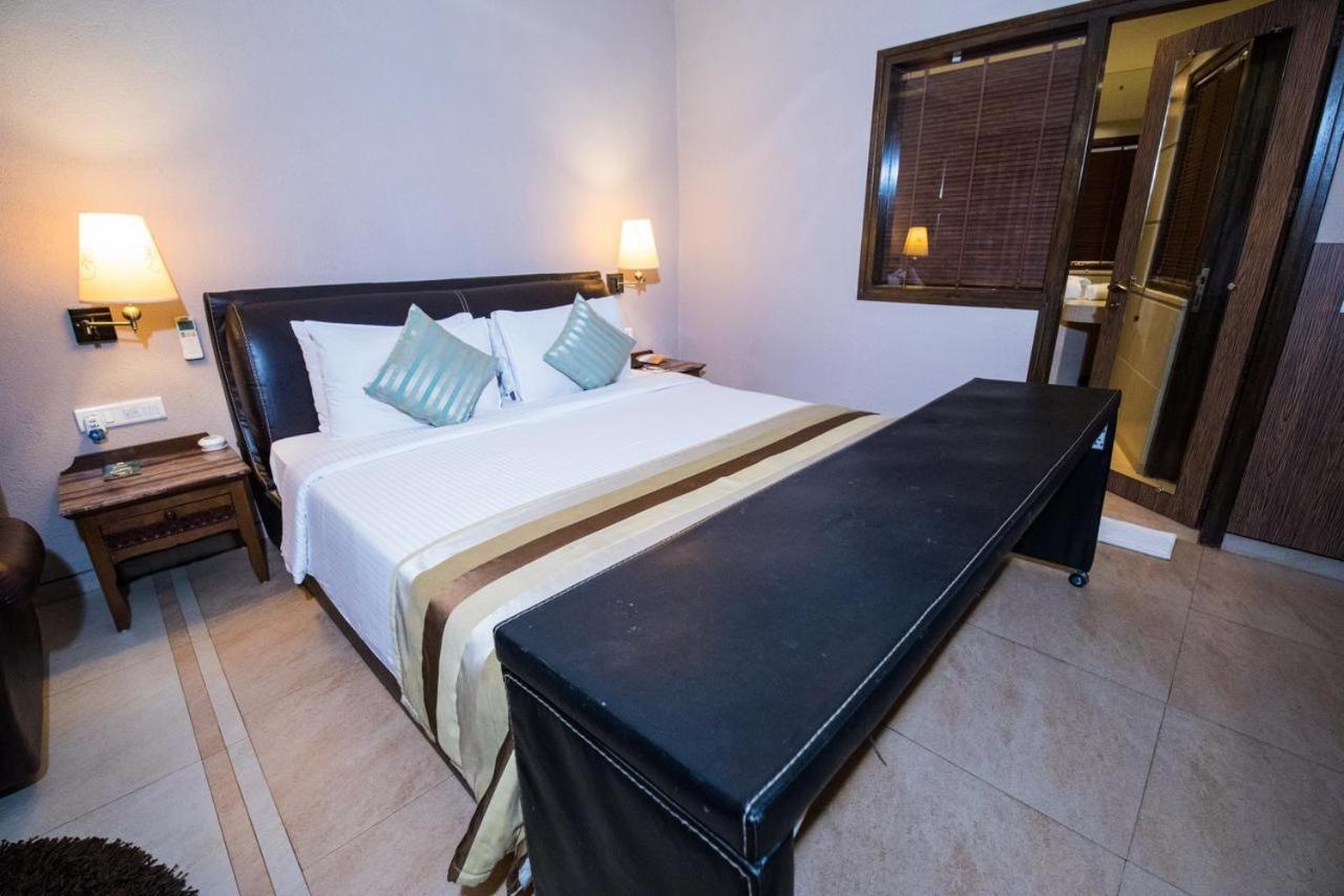 Hotel Le Cypress Bareilly Esterno foto