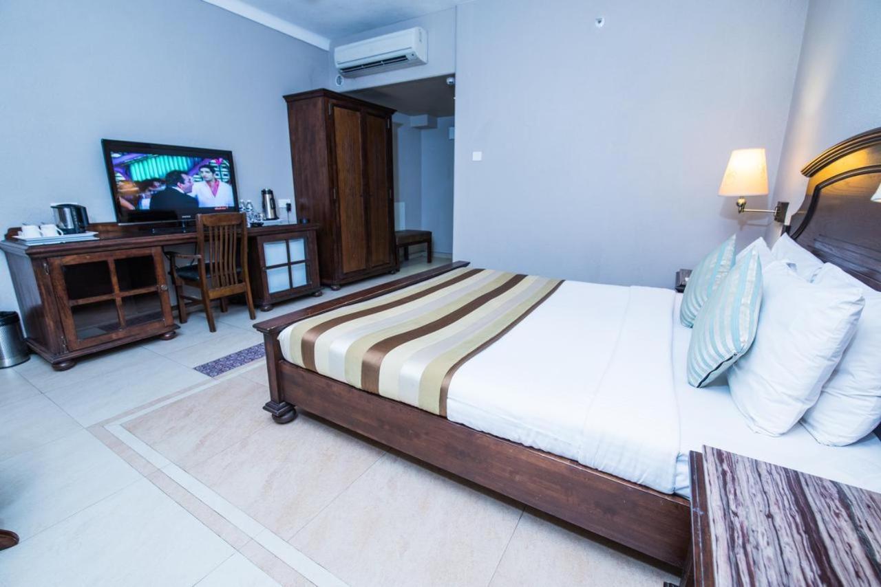 Hotel Le Cypress Bareilly Esterno foto